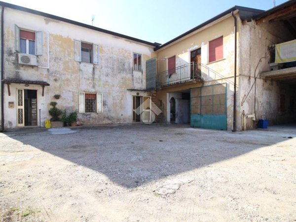 casa indipendente in vendita a Roverbella in zona Malavicina