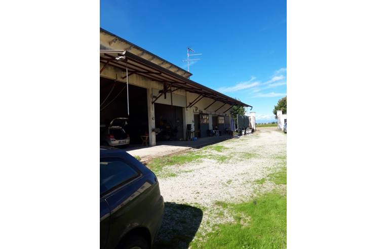 locale di sgombero in vendita a Roverbella