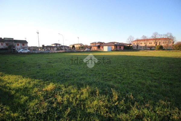 terreno edificabile in vendita a Roverbella in zona Castiglione Mantovano