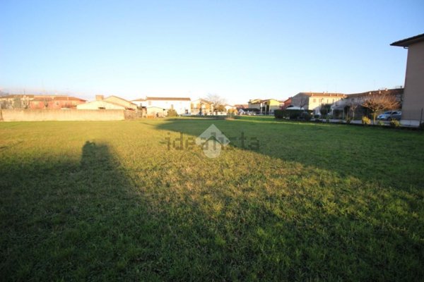 terreno edificabile in vendita a Roverbella in zona Castiglione Mantovano