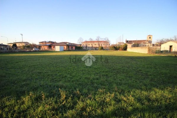 terreno edificabile in vendita a Roverbella in zona Castiglione Mantovano
