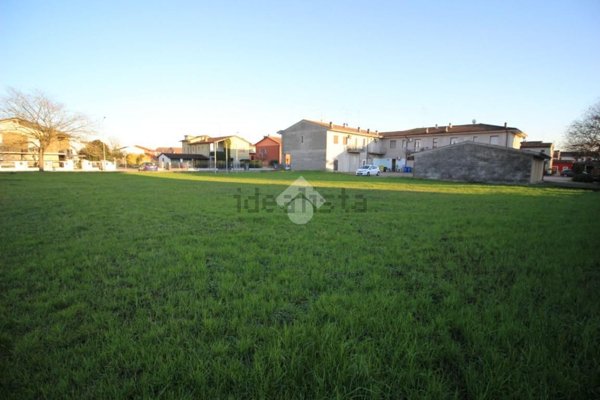 terreno edificabile in vendita a Roverbella in zona Castiglione Mantovano
