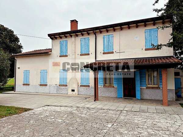 casale in vendita a Roverbella