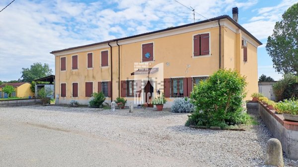 casale in vendita a Roverbella