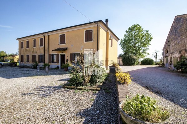 casale in vendita a Roverbella in zona Malavicina