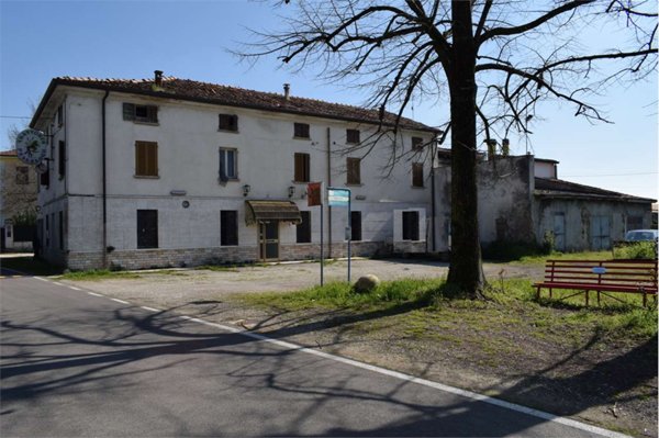 locale commerciale in vendita a Roverbella in zona Pellaloco
