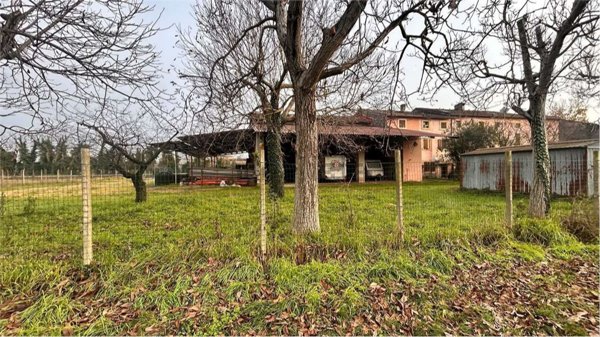 casa indipendente in vendita a Roverbella in zona Malavicina