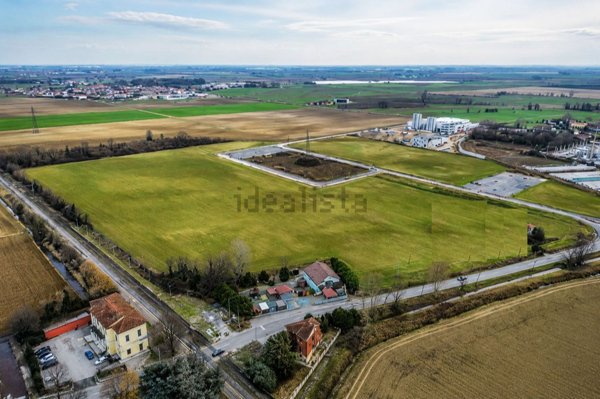 terreno edificabile in vendita a Roverbella