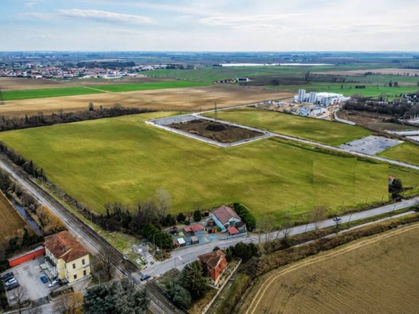 terreno edificabile in vendita a Roverbella