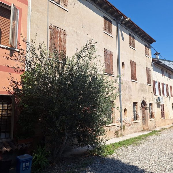 casa indipendente in vendita a Roverbella in zona Malavicina