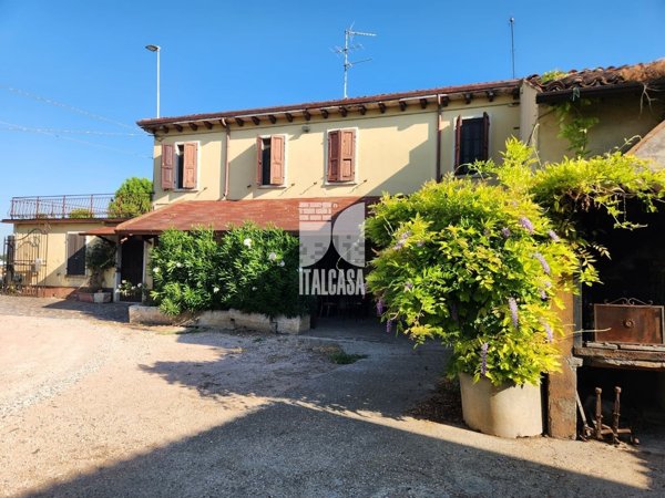 casale in vendita a Roverbella in zona Malavicina