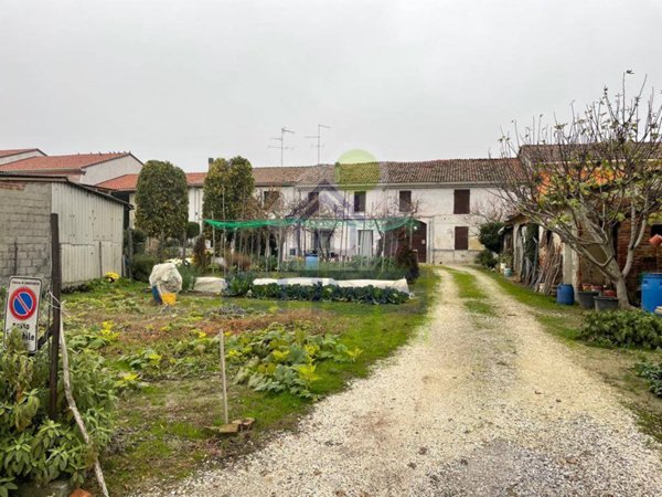 casa indipendente in vendita a Sabbioneta in zona Villa Pasquali