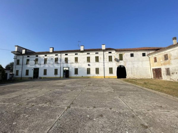 casa indipendente in vendita a Sabbioneta in zona Commessaggio Inferiore
