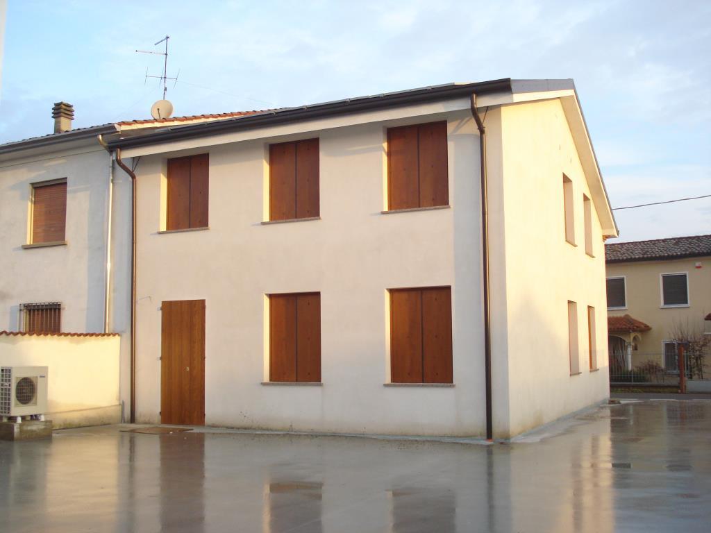 appartamento in vendita a Sabbioneta in zona Villa Pasquali