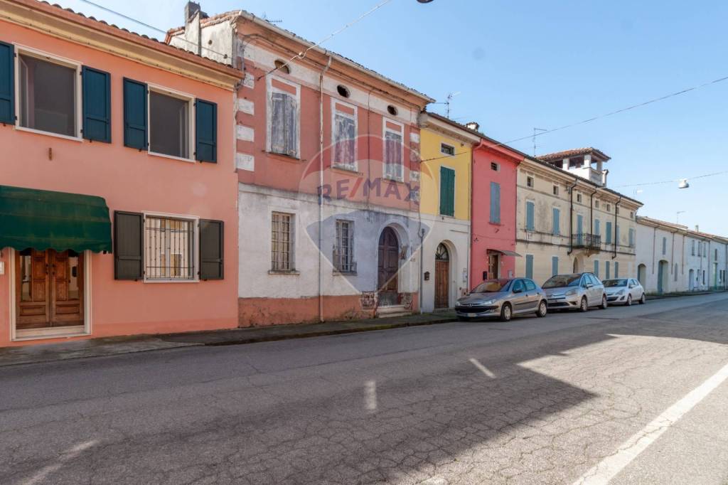 casa indipendente in vendita a Sabbioneta in zona Villa Pasquali