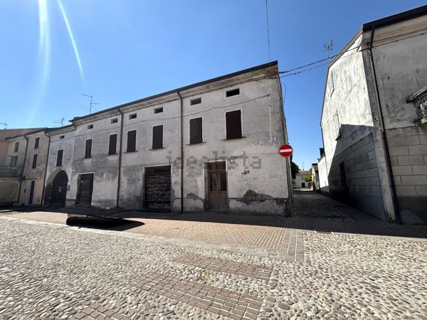 casa indipendente in vendita a Sabbioneta in zona Villa Pasquali