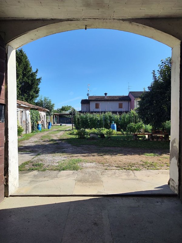casa indipendente in vendita a Sabbioneta in zona Villa Pasquali