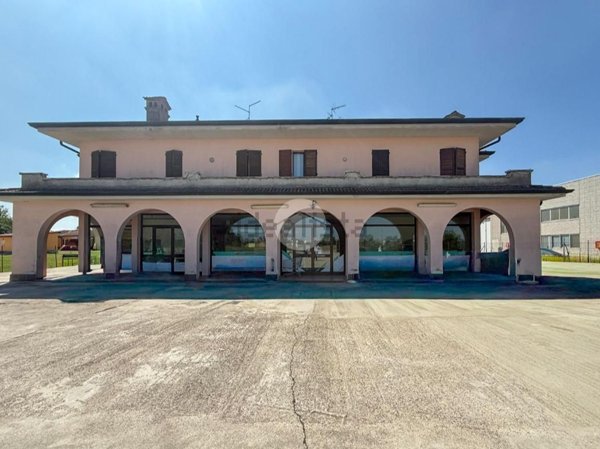 locale commerciale in vendita a Sabbioneta in zona Villa Pasquali