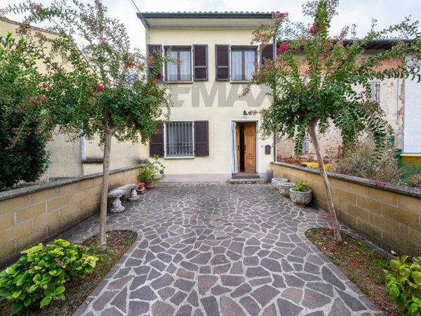 casa indipendente in vendita a Sabbioneta in zona Villa Pasquali
