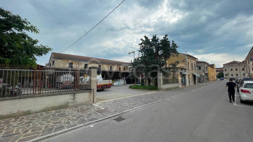 locale commerciale in vendita a San Benedetto Po