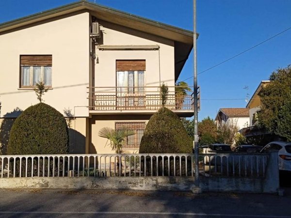 casa indipendente in vendita a San Benedetto Po