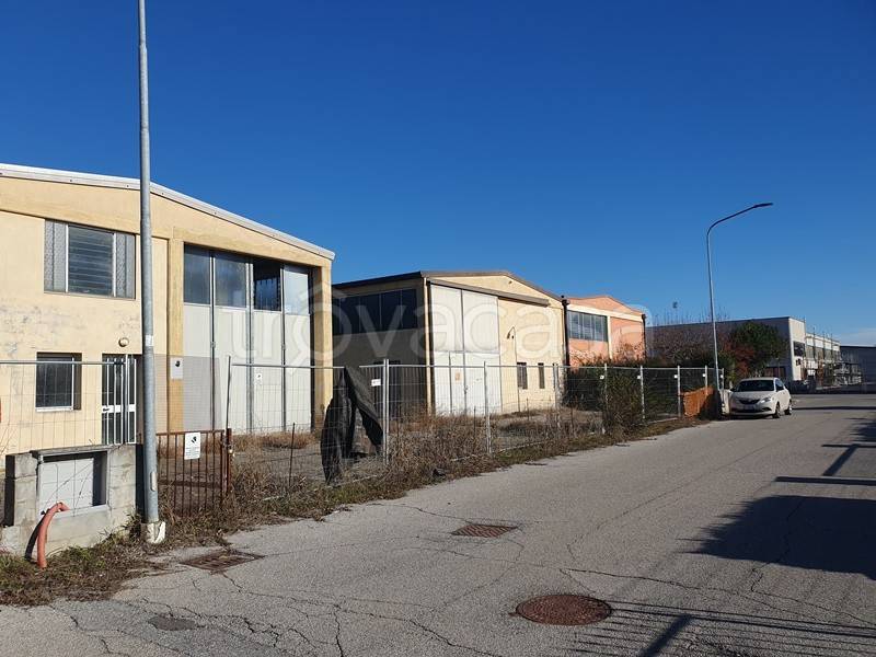 locale commerciale in vendita a San Benedetto Po