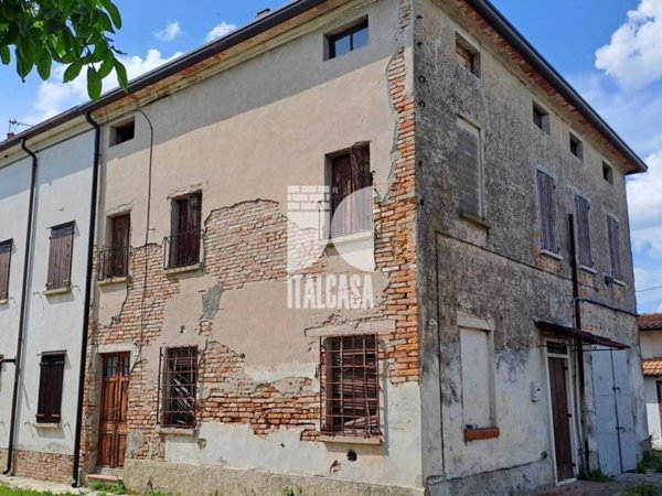 casa indipendente in vendita a San Benedetto Po in zona Portiolo