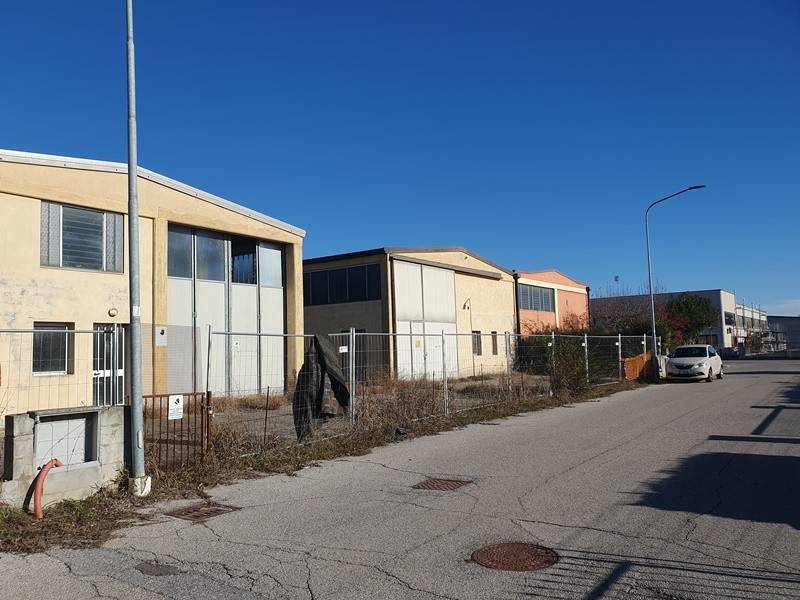 locale commerciale in vendita a San Benedetto Po