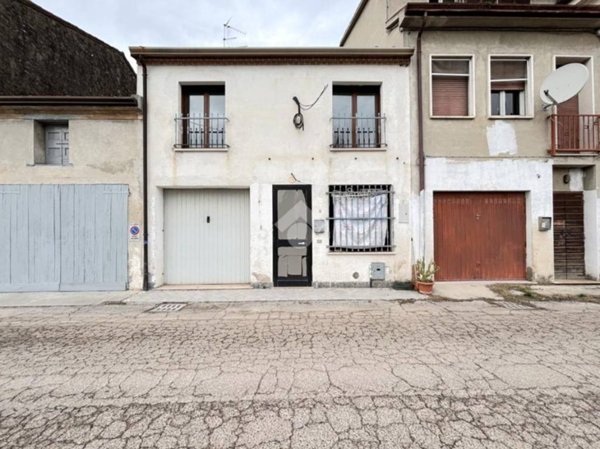 casa indipendente in vendita a San Benedetto Po