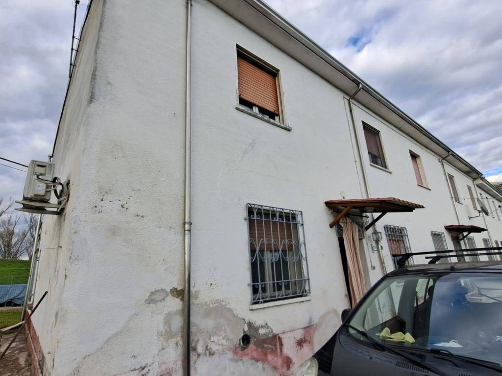 casa indipendente in vendita a San Benedetto Po in zona Portiolo