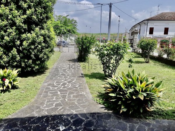 casa indipendente in vendita a San Benedetto Po in zona Portiolo
