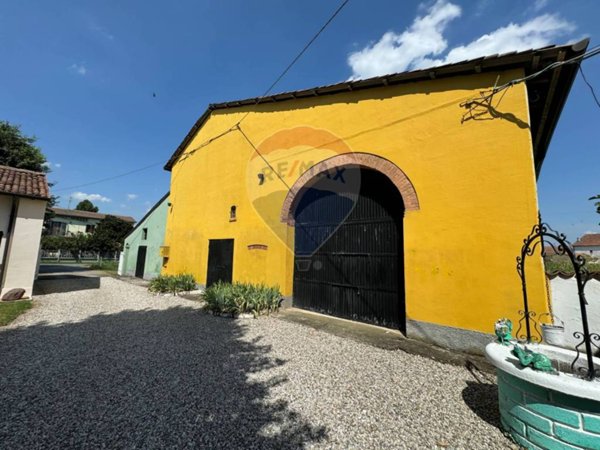 locale di sgombero a San Giorgio Bigarello in zona Villanova De Bellis