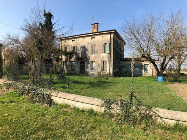negozio in vendita a San Giorgio Bigarello in zona Bigarello