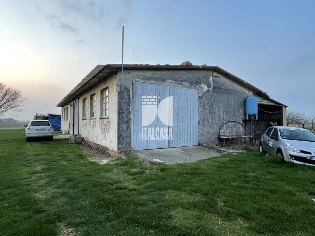 locale commerciale in vendita a San Giorgio Bigarello in zona Bigarello