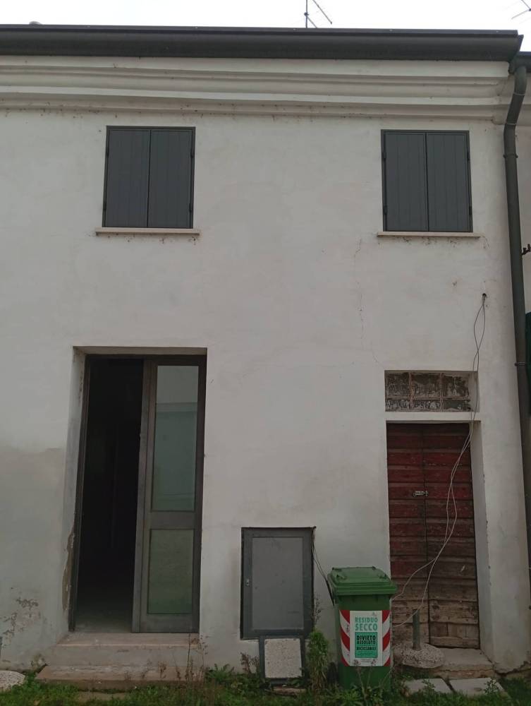 negozio in vendita a San Giorgio Bigarello in zona Bigarello