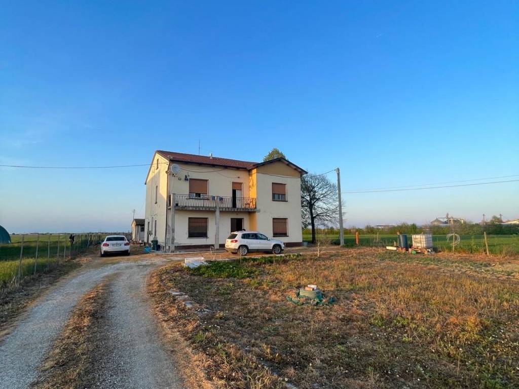 casa indipendente in vendita a Sermide e Felonica in zona Sermide