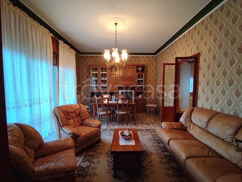 casa indipendente in vendita a Sermide e Felonica in zona Felonica
