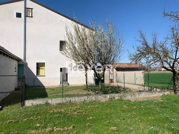 casa indipendente in vendita a Sermide e Felonica in zona Porcara