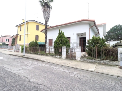 casa indipendente in vendita a Sermide e Felonica in zona Sermide