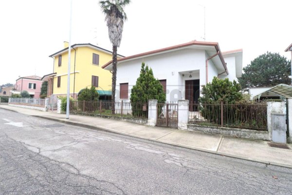 casa indipendente in vendita a Sermide e Felonica in zona Sermide