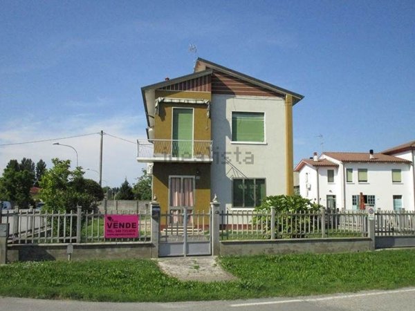 casa indipendente in vendita a Sermide e Felonica in zona Felonica