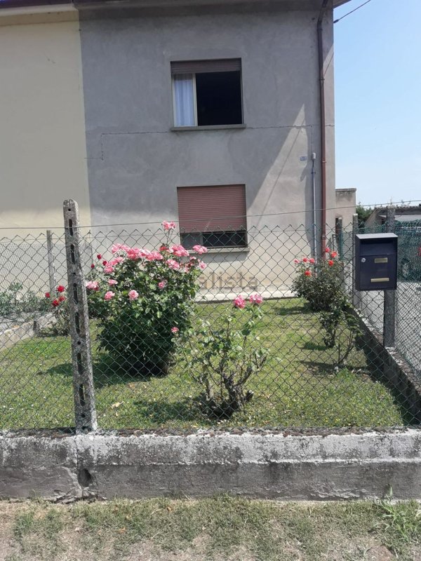 casa indipendente in vendita a Sermide e Felonica in zona Felonica
