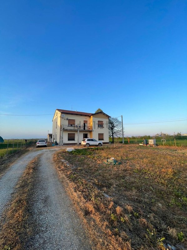 casa indipendente in vendita a Sermide e Felonica in zona Sermide