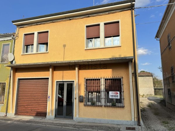 casa indipendente in vendita a Sermide e Felonica in zona Felonica