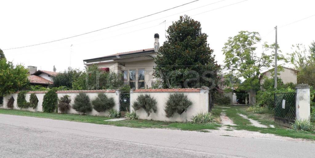 casa indipendente in vendita a Sermide e Felonica in zona Felonica