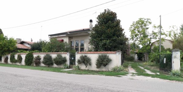 casa indipendente in vendita a Sermide e Felonica in zona Felonica