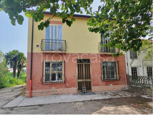 casa indipendente in vendita a Sermide e Felonica in zona Felonica