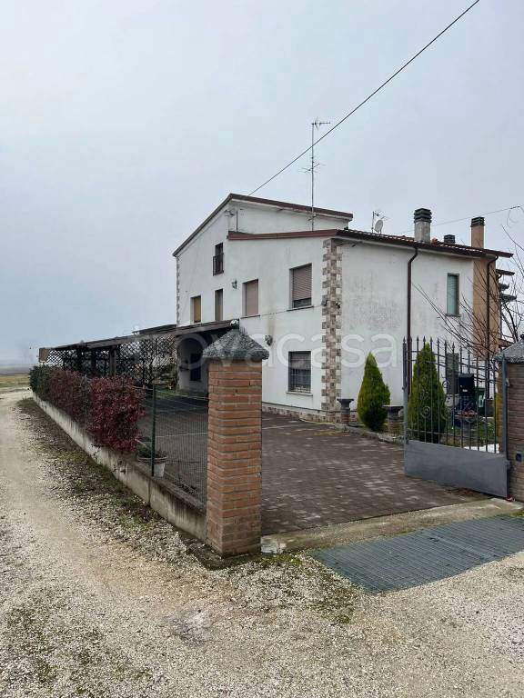 casa indipendente in vendita a Sermide e Felonica in zona Felonica