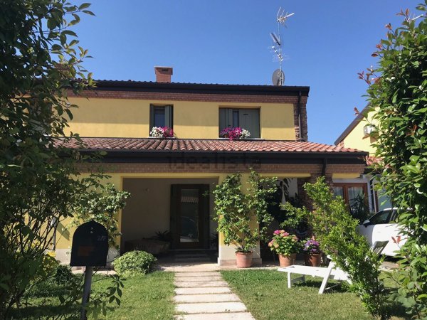 casa indipendente in vendita a Sermide e Felonica in zona Sermide