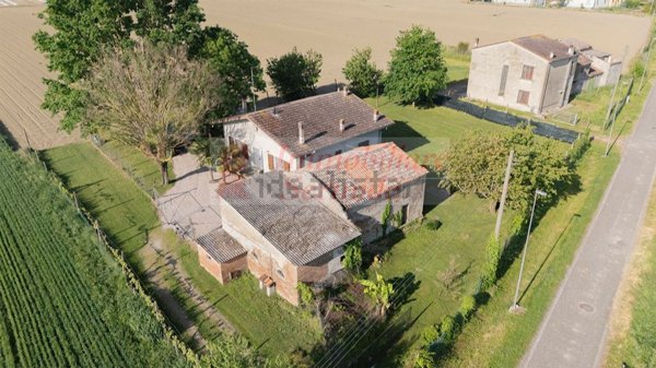 casa indipendente in vendita a Sermide e Felonica in zona Felonica